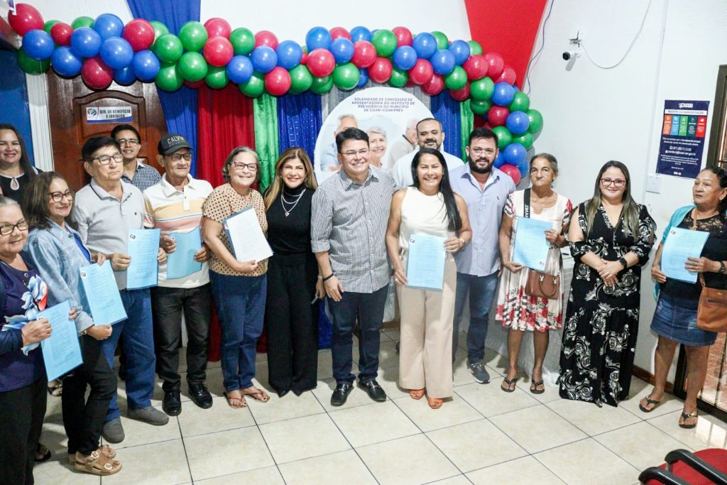 Prefeito Keitton Pinheiro faz entrega de aposentadoria